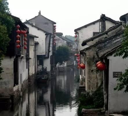 30岁章泽天伦敦被偶遇,身后跟助理气场强大,脸小人美很惊艳!